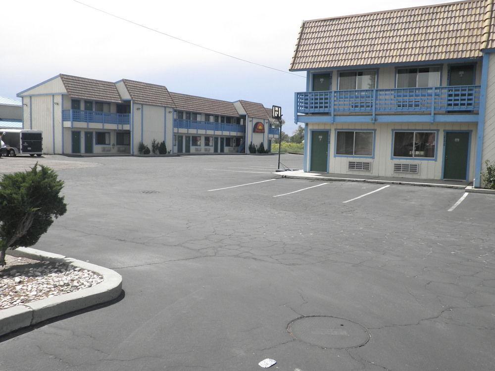 Budget Inn Фалън Екстериор снимка